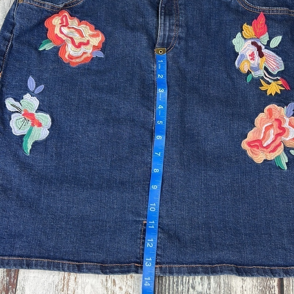 Tommy Hilfiger Denim Skirt  with Floral Design Sz 16 - Picture 2 of 10
